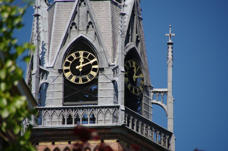 kerktoren met 6 klokken