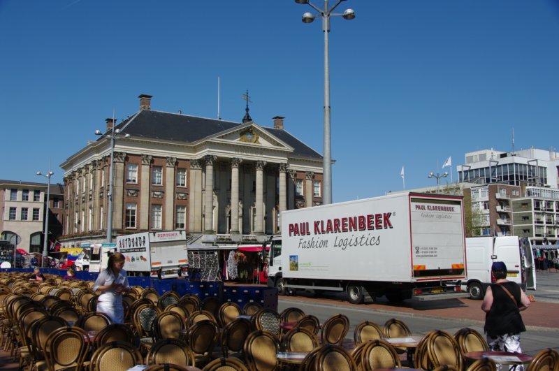 De stoelen van het terras worden al klaar gezet