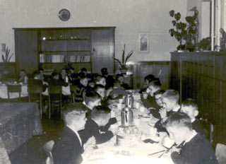 eten in de refter kostschool Huijbergen