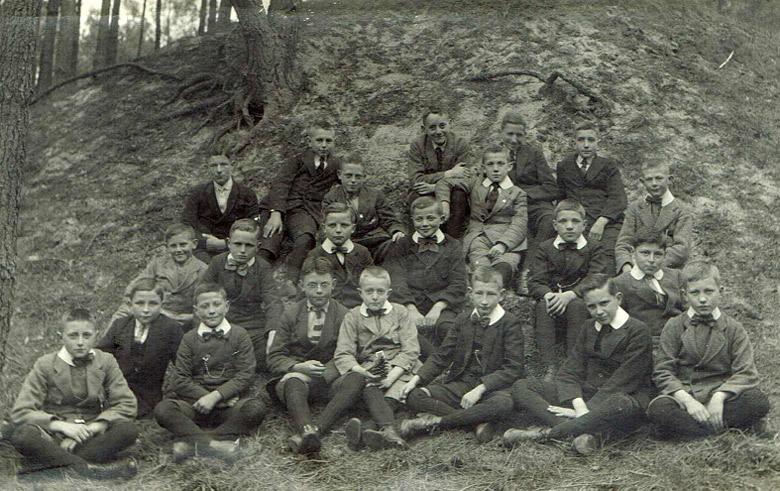 Bossen en personen/leerlingen te Huijbergen