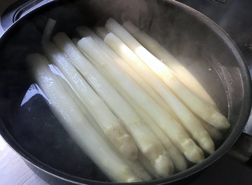 aspergepan asperges koken in een pan