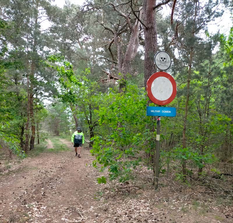 fietsen langs militair verboden terrein