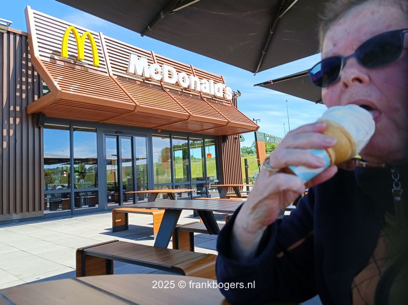 ijsje eten Mc Donalds Lelystad