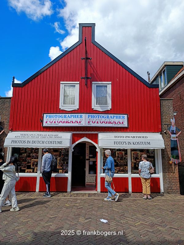 In klederdracht op de foto in rotterdam