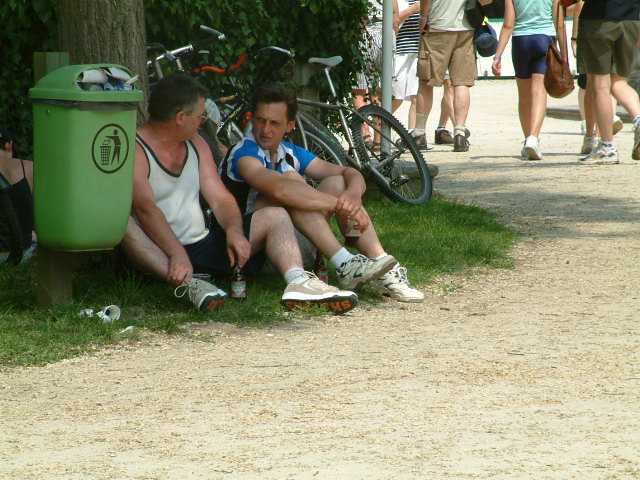 fietsen bij warm weer zoek de schaduw op