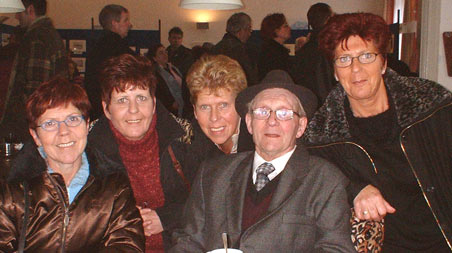 Ze zusjes Jochems en vader