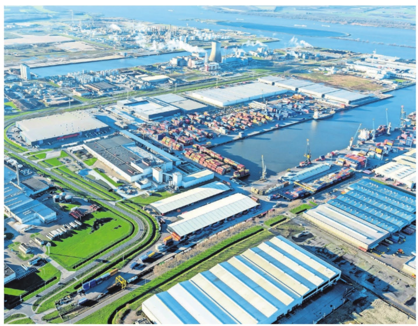 luchtfoto  boven Moerdijk haven containers sheel