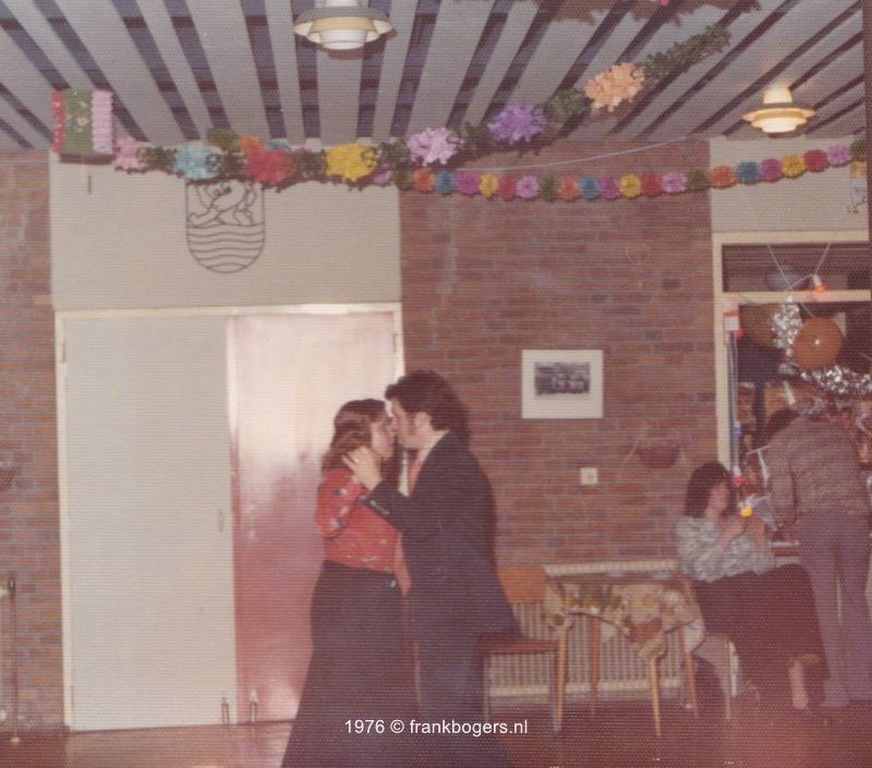 Het verloofde paar frank bogers en nellie Bastiaansen op de dansvloer