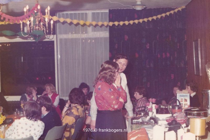 Nellie met ome Jan Meesters cadeau bekijken