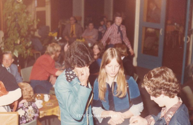 Kees Tramper en Ingrid Meesters en Peter Tempelaars gaat rond met het receptieboek